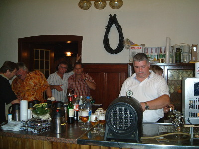 Der Zapfmeister der ein gepflegtes Bier einschenkt